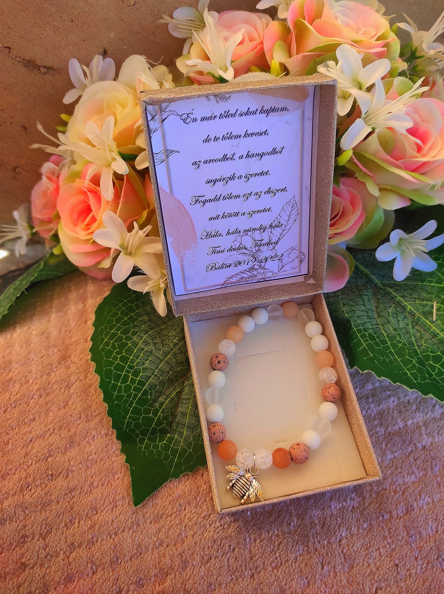 Méhecske ásvány karkötő nude